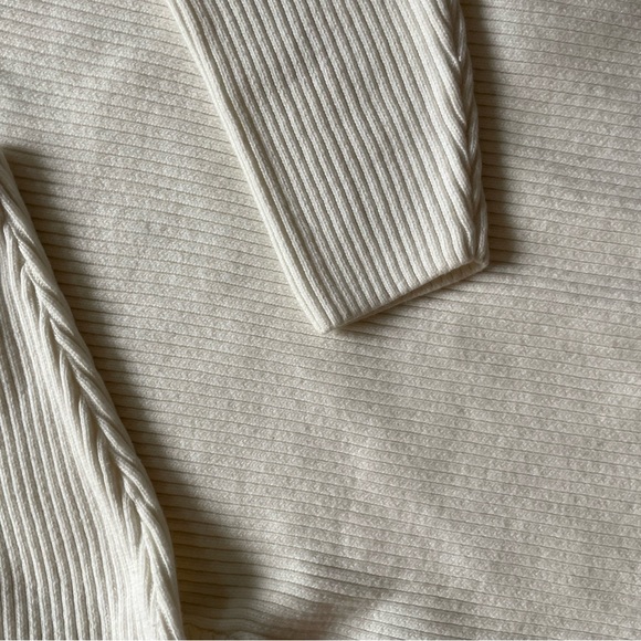 H&M oversized cream turtle neck knit sweater, size medium. - Picture 5 of 5